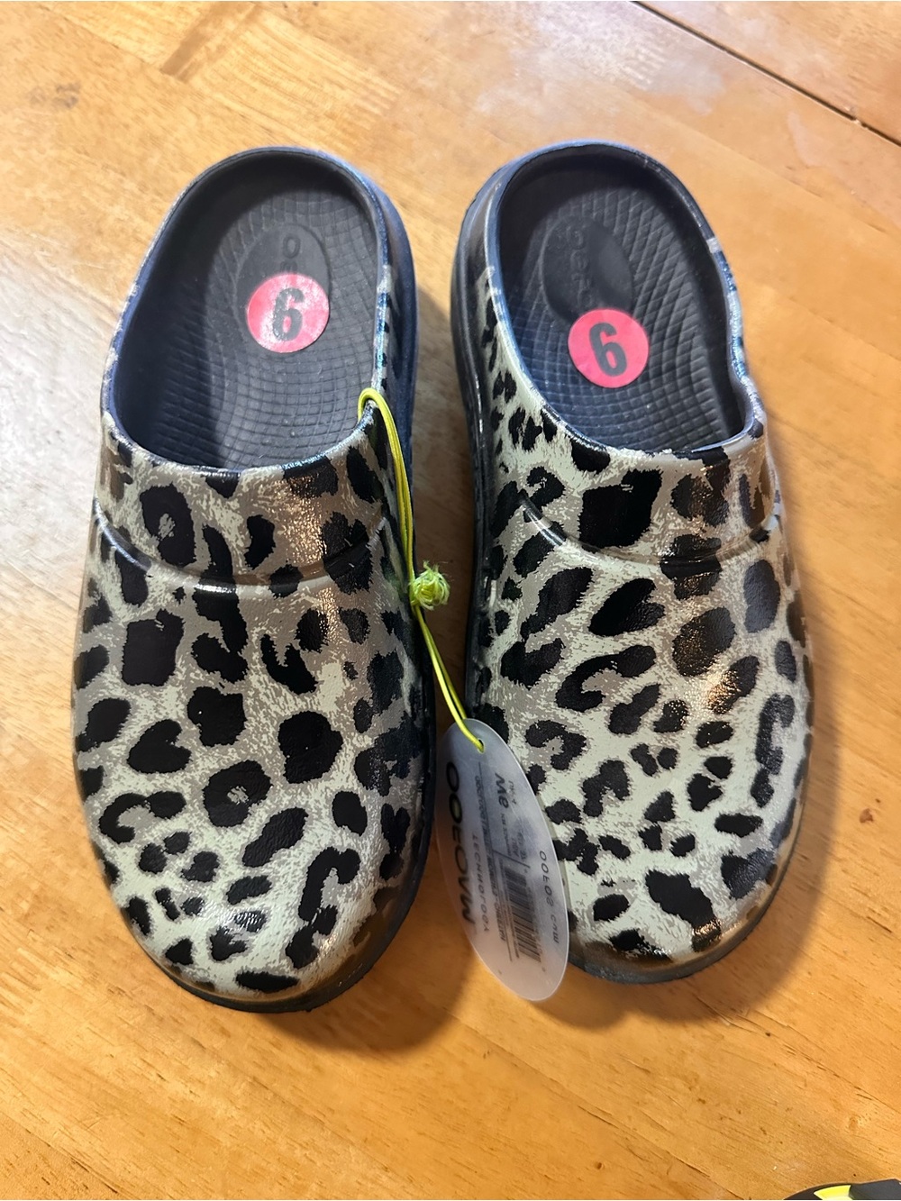 OOFOS Oocloog Limited Women’s Size 6 Cheetah Print Comfort Clog Slippers